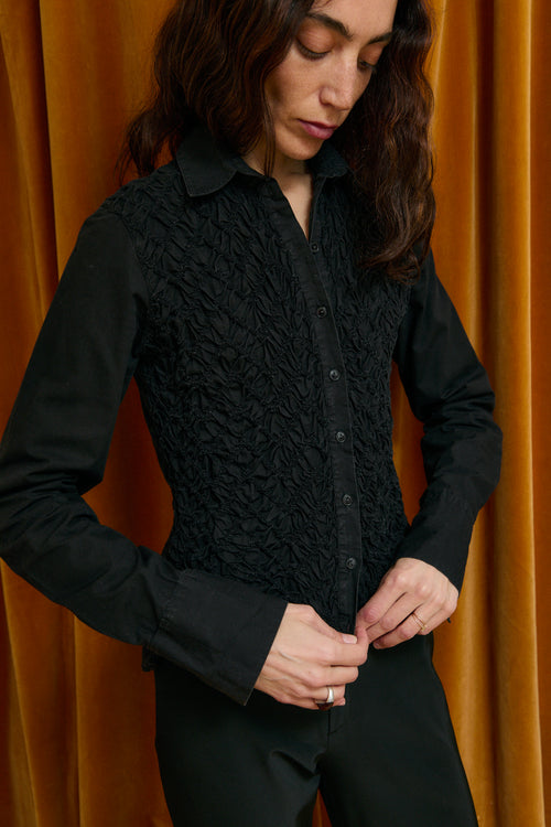 Camisa negra fruncida